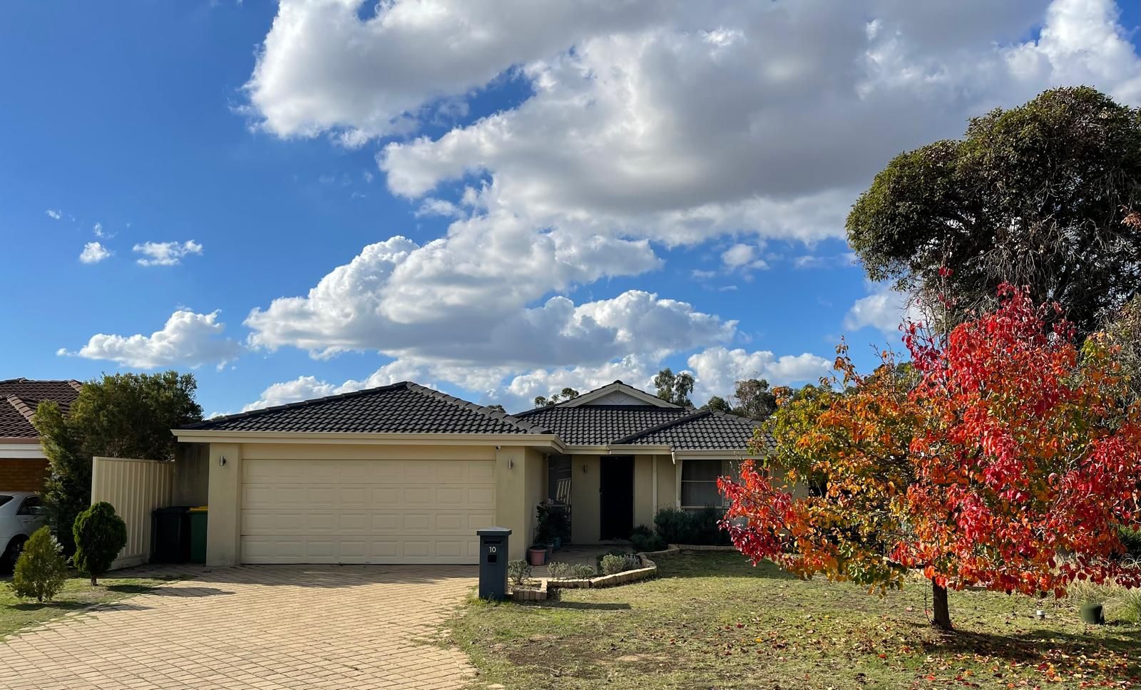 10 Oblate Retreat, Queens Park, WA 6107